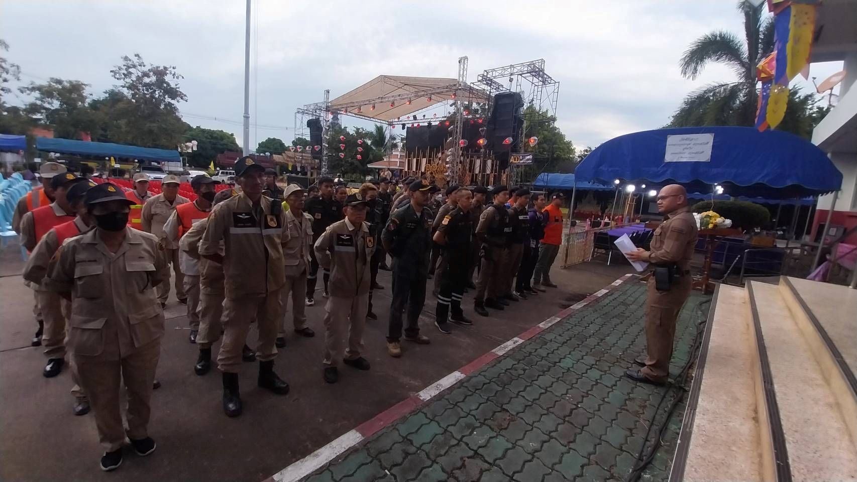 วันที่ 18 ตุลาคม 2567 เวลา 17.30 น. พ.ต.ท.นฤดล ลือรำลึก รอง ผกก.ป.สภ.แม่สะเรียง ปล่อยแถวกำลังเจ้าหน้าที่ตำรวจ สายตรวจ บูรณาการหน่วยงานในพื้นที่ เฝ้าระวังเหตุและสร้างความปลอดภัยในช่วงเทศกาลออกพรรษา (ประเพณีออกหว่า) ประจำปี 2567